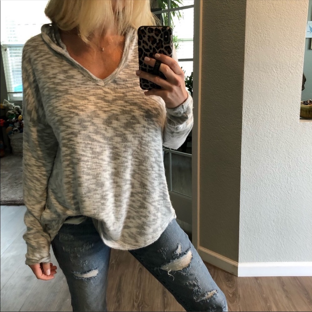 🔄🆕 Reposh Lush V Neck Hooded LS Top